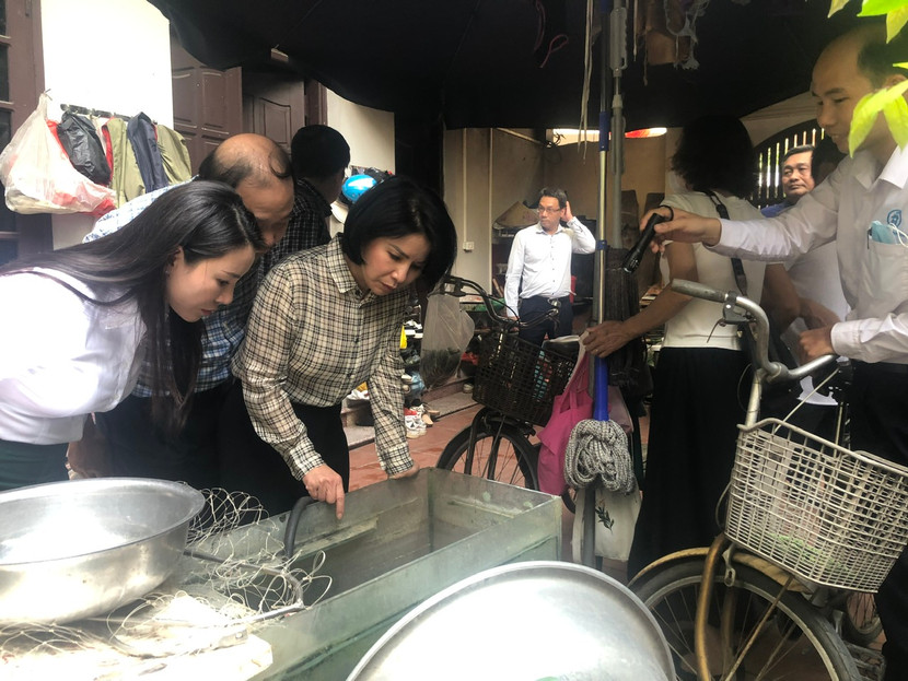 Giám đốc Sở Y tế Hà Nội kiểm tra vật dụng chứa nước tại một nhà dân ở Tây Hồ