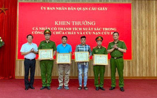 Các cá nhân tham gia cứu đám cháy ở phường Yên Hòa, quận Cầu Giấy được khen thưởng, động viên Các cá nhân tham gia cứu đám cháy ở phường Yên Hòa, quận Cầu Giấy được khen thưởng, động viên