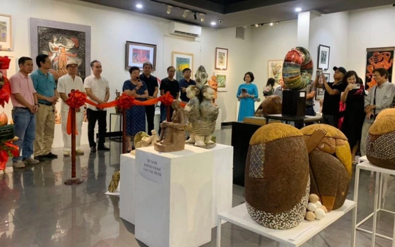 Trên 100 tác phẩm trưng bày tại triển lãm thuộc nhiều chất liệu, nhiều đề tài