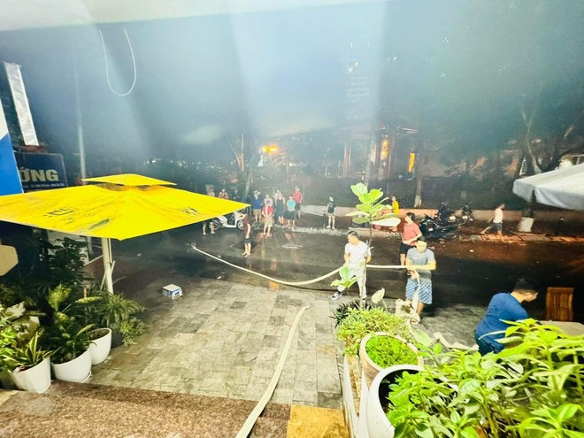 Người dân nhanh chóng sử dụng các phương tiện chữa cháy trong vụ cháy ở 37 phố Dịch Vọng Hậu, quận Cầu Giấy Người dân nhanh chóng sử dụng các phương tiện chữa cháy trong vụ cháy ở 37 phố Dịch Vọng Hậu, quận Cầu Giấy