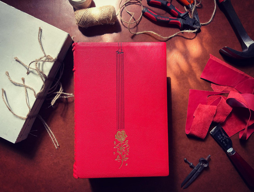 Bìa sách của bản "Bố già" được làm thủ công Bìa sách của bản "Bố già" được làm thủ công