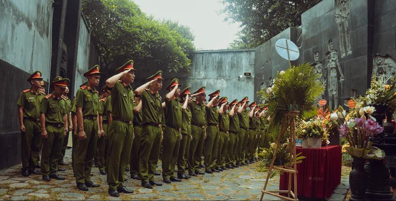 Kính cẩn nghiêng mình trước anh linh của các anh hùng liệt sĩ đã ngã xuống vì nền độc lập của đất nước