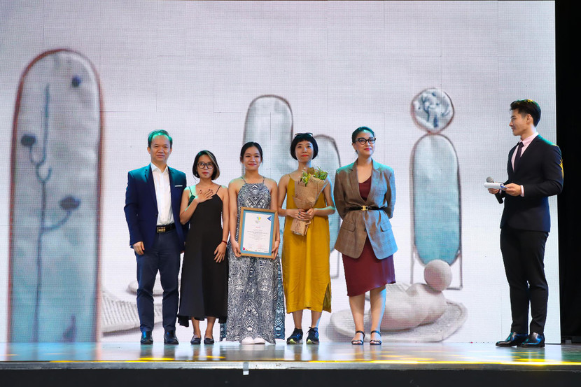 Giải Nhất cuộc thi "Designed by Vietnam 2020" được trao cho nhóm tác giả Trần Thảo Miên, Nguyễn Linh Chi, Trịnh Linh với tác phẩm "Góc tĩnh tại" Giải Nhất cuộc thi "Designed by Vietnam 2020" được trao cho nhóm tác giả Trần Thảo Miên, Nguyễn Linh Chi, Trịnh Linh với tác phẩm "Góc tĩnh tại"