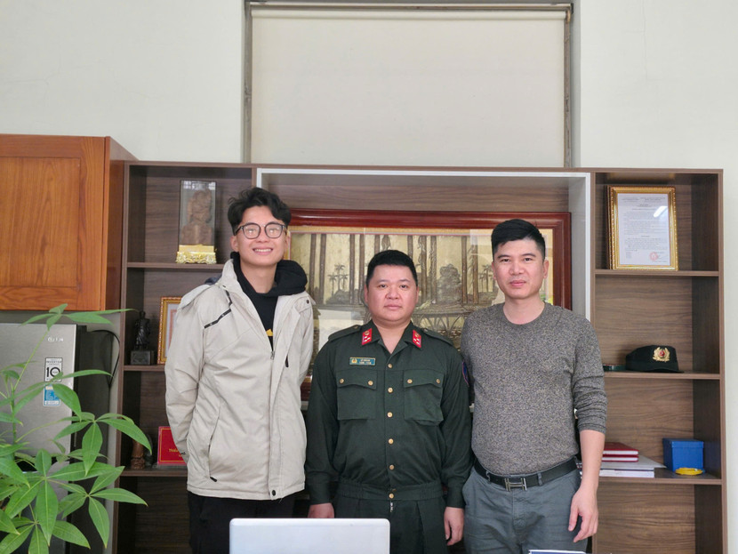 Anh Nguyễn Phạm Huy Hoàng (ngoài cùng bên trái) vui mừng khi được 2 chiến sỹ Cảnh sát Cơ động liên hệ trả lại điện thoại bị mất.