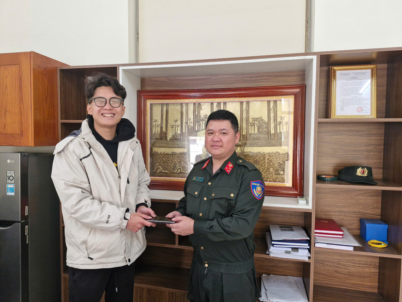 Chiếc điện thoại đã được trao trả lại chủ nhân.