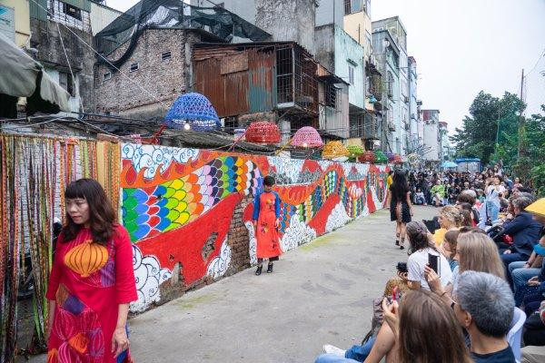 Buổi trình diễn thời trang tại dự án nghệ thuật Phúc Tân Buổi trình diễn thời trang tại dự án nghệ thuật Phúc Tân