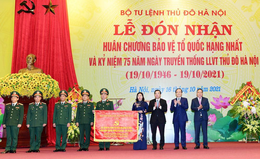 Các đồng chí lãnh đạo thành phố Hà Nội trao tặng lực lượng vũ trang Thủ đô bức trướng của Ban Chấp hành Đảng bộ thành phố Hà Nội: Phát huy truyền thống Anh hùng, “Quyết tử để Tổ quốc quyết sinh” Các đồng chí lãnh đạo thành phố Hà Nội trao tặng lực lượng vũ trang Thủ đô bức trướng của Ban Chấp hành Đảng bộ thành phố Hà Nội: Phát huy truyền thống Anh hùng, “Quyết tử để Tổ quốc quyết sinh”
