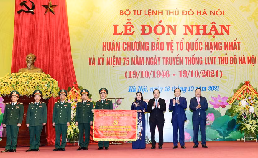 Các đồng chí lãnh đạo thành phố Hà Nội trao tặng lực lượng vũ trang Thủ đô bức trướng của Ban Chấp hành Đảng bộ thành phố Hà Nội: Phát huy truyền thống Anh hùng, “Quyết tử để Tổ quốc quyết sinh”