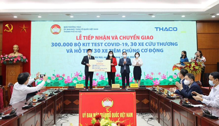 Đại diện lãnh đạo thành phố Hà Nội tiếp nhận ủng hộ trang bị thiết bị y tế phục vụ công tác phòng, chống dịch bệnh từ Công ty CP ô tô Trường Hải
