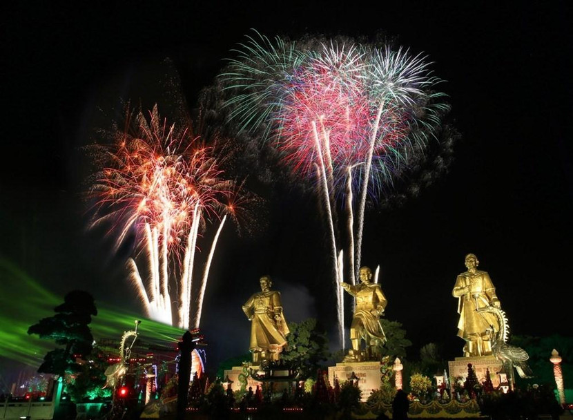 Tượng 3 vị anh hùng dân tộc Ngô Quyền, Lê Đại Hành và Trần Hưng Đạo trên quảng trường Chiến thắng