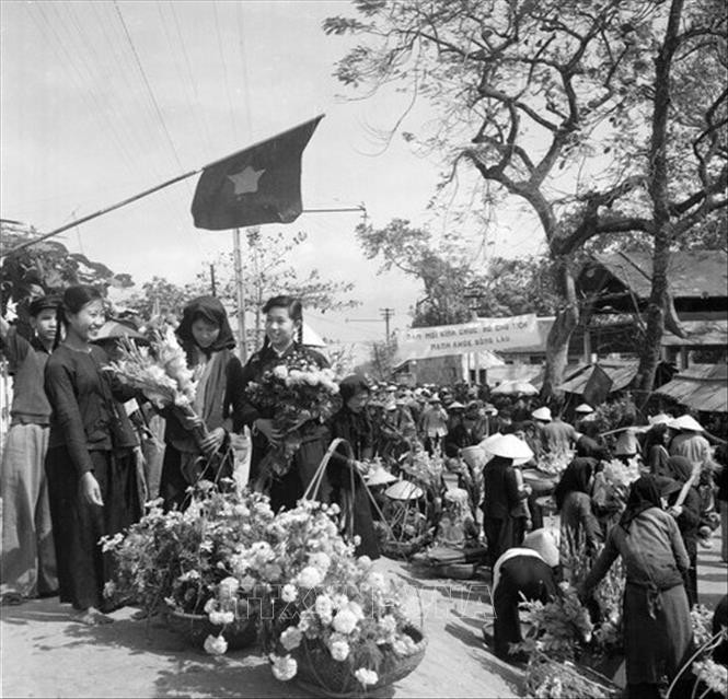 Một gánh hàng hoa trong chợ Tết xưa Một gánh hàng hoa trong chợ Tết xưa