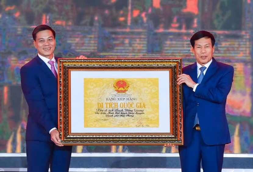 Chủ tịch UBND TP Hải Phòng Nguyễn Văn Tùng đón Bằng xếp hạng di tích Quốc gia Khu di tích lịch sử Bạch Đằng Giang