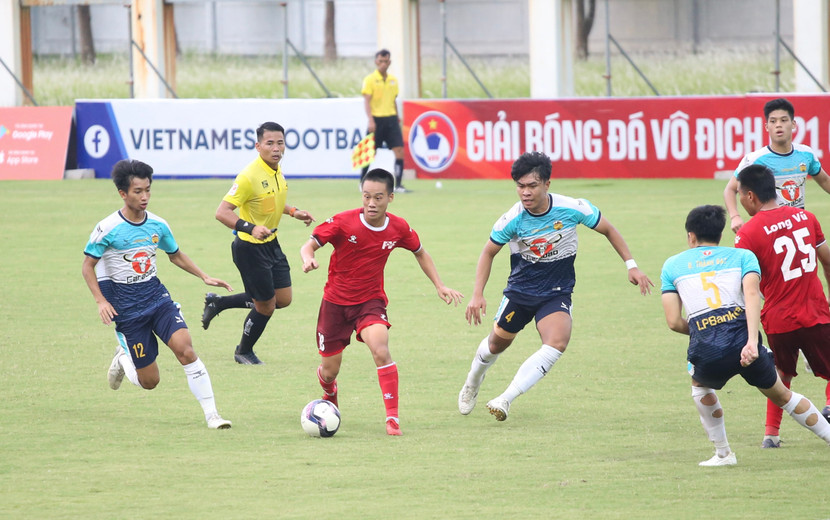 Chủ nhà PVF (áo đỏ) muốn định đoạt trận chung kết trong 90 phút, nhưng bất thành