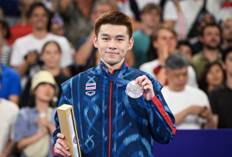 Kunlavut Vitidsarn mở trang mới cho cầu lông Thái Lan, với tấm huy chương lịch sử tại Olympic Paris Kunlavut Vitidsarn mở trang mới cho cầu lông Thái Lan, với tấm huy chương lịch sử tại Olympic Paris