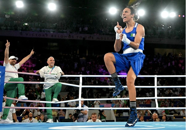 ...và sung sướng khi giành phần thắng, cùng vé vào trận chung kết tranh huy chương vàng