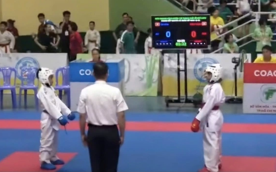 VĐV Nguyễn T.M (giáp xanh) trong trận đấu bị tố dàn xếp huy chương VĐV Nguyễn T.M (giáp xanh) trong trận đấu bị tố dàn xếp huy chương