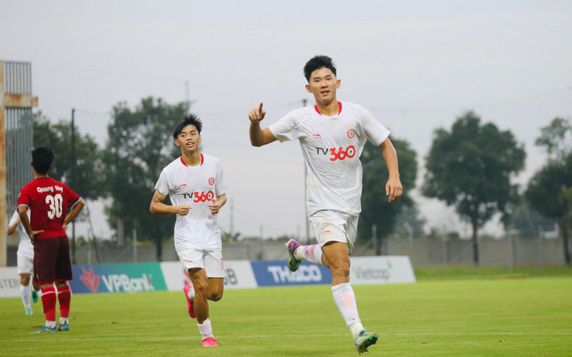Đăng Dương ăn mừng bàn thắng thứ hai cho Thể Công Viettel