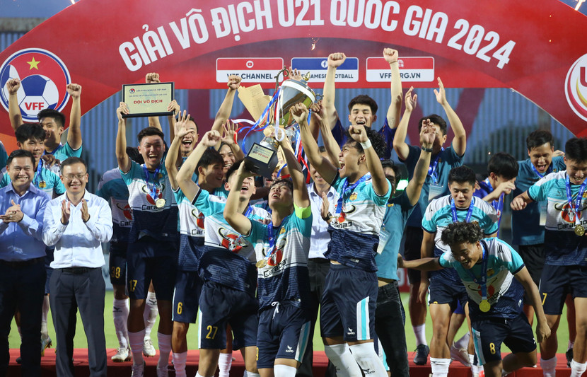 LPBank HAGL nâng cao cúp vô địch ngay trên sân PVF