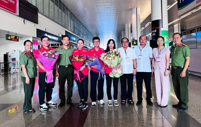 Lãnh đạo Liên đoàn bắn súng Việt Nam, đơn vị chủ quản Công an nhân dân đón Trịnh Thu Vinh cùng các thành viên đội tuyển bắn súng Việt Nam từ Olympic Paris trở về (Ảnh: VSF) Lãnh đạo Liên đoàn bắn súng Việt Nam, đơn vị chủ quản Công an nhân dân đón Trịnh Thu Vinh cùng các thành viên đội tuyển bắn súng Việt Nam từ Olympic Paris trở về (Ảnh: VSF)