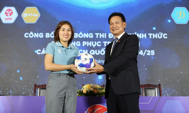 Ra mắt bóng thi đấu mới của mùa giải chuyên nghiệp quốc gia 2024/25 Ra mắt bóng thi đấu mới của mùa giải chuyên nghiệp quốc gia 2024/25