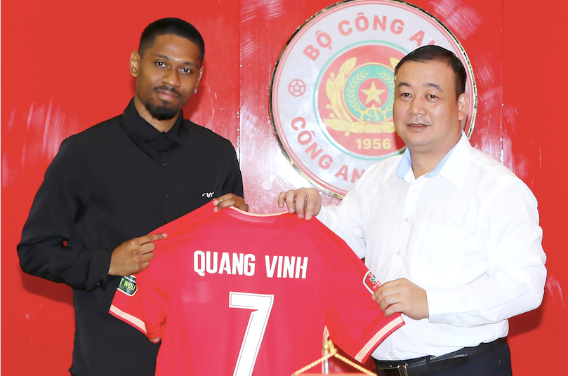 Phó Chủ tịch CLB Công an Hà Nội Trần Văn Hùng trao áo số 7 cho Jason Quang Vinh