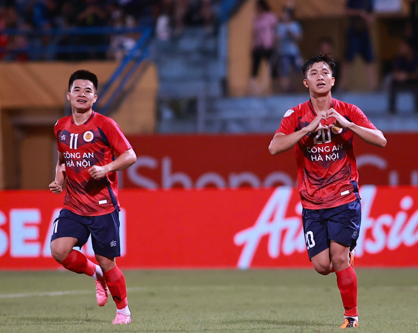 Phan Văn Đức cùng đồng đội ăn mừng bàn mở tỉ số ngay phút thứ 3