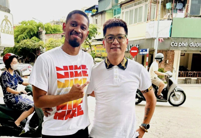 Jason Pendant Quang Vinh (trái) có mặt tại Hà Nội, chuẩn bị cho lễ ký kết với CLB Công an Hà Nội vào ngày 2-8