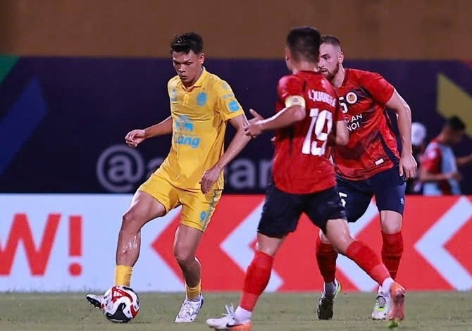 Buriram United (áo vàng) gặp khó trước lối chơi phòng ngự phản công linh hoạt của chủ nhà Công an Hà Nội