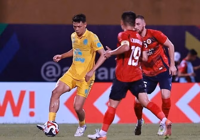 Buriram United (áo vàng) gặp khó trước lối chơi phòng ngự phản công linh hoạt của chủ nhà Công an Hà Nội Buriram United (áo vàng) gặp khó trước lối chơi phòng ngự phản công linh hoạt của chủ nhà Công an Hà Nội