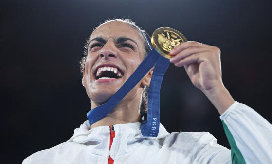Imane Khelif phấn khích với tấm HCV Olympic lịch sử Imane Khelif phấn khích với tấm HCV Olympic lịch sử
