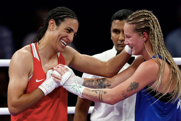 Giới tính của Imane Khelif (trái) gây tranh cãi ở Olympic Paris