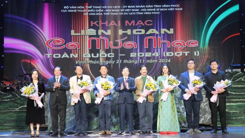 Tặng hoa Hội đồng giám khảo Tặng hoa Hội đồng giám khảo