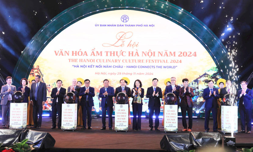 Các đại biểu khai mạc Lễ hội văn hóa ẩm thực Hà Nội năm 2024. Các đại biểu khai mạc Lễ hội văn hóa ẩm thực Hà Nội năm 2024.