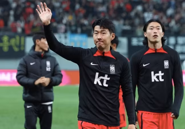 Son Heung-min vẫy tay chào khán giả nhà sau khi ngồi dự bị chứng kiến Hàn Quốc thắng Tunisia 4-0 ở trận giao hữu tối 13-10
