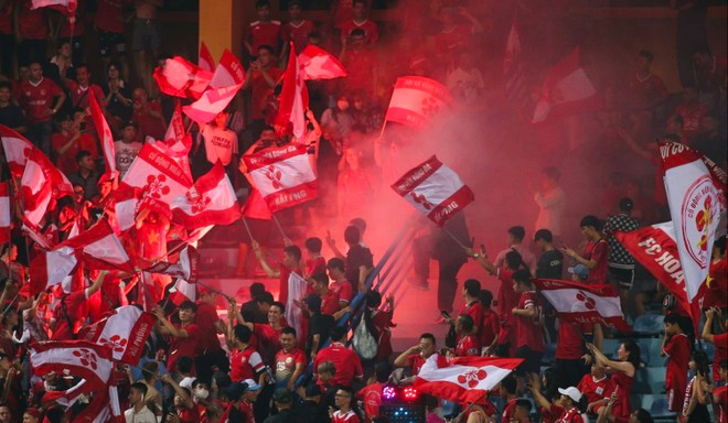 Cổ động viên Hải Phòng từng đốt pháo sáng gây náo loạn sân Hàng Đẫy ở V-League 2023