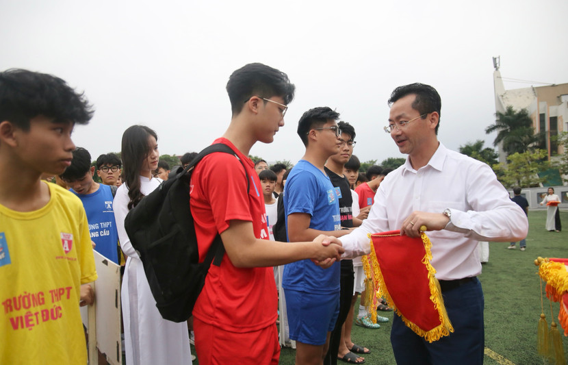 Phó Giám đốc Sở VH-TT Hà Nội Phạm Xuân Tài tặng cờ lưu niệm, động viên các đội tham dự mùa giải 2023