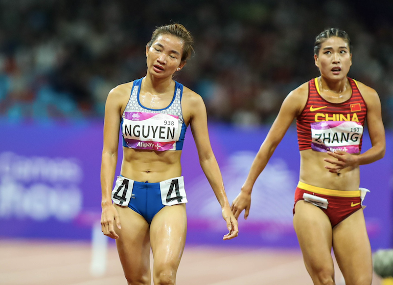 Vẻ mặt thất vọng của Nguyễn Thị Oanh khi về hạng 6/7 nội dung 3.000m vượt chướng ngại vật môn điền kinh ASIAD 19 kết thúc tối 2-10 (Ảnh: Quý Lượng)