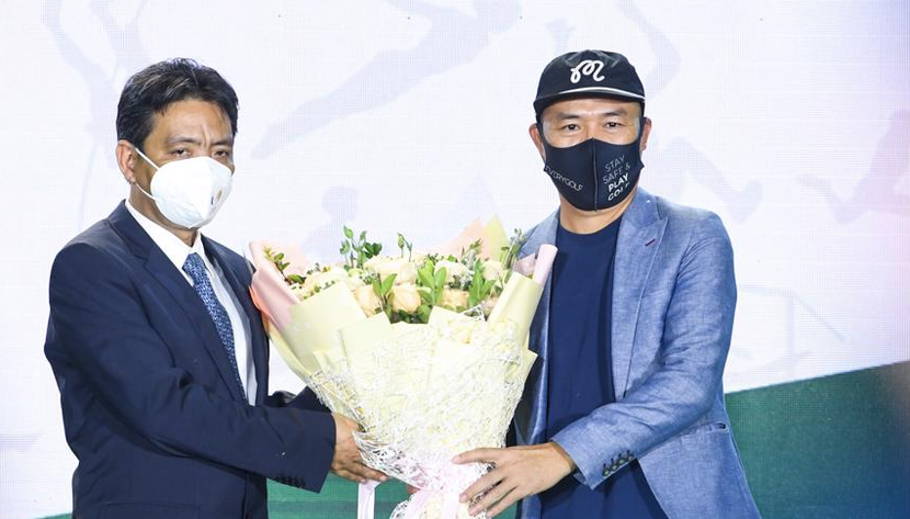 Thứ trưởng Bộ VHTT&DL Hoàng Đạo Cương tặng hoa nhạc sĩ Huy Tuấn (phải) - tác giả bài hát chính thức SEA Games 31, Let's shine Thứ trưởng Bộ VHTT&DL Hoàng Đạo Cương tặng hoa nhạc sĩ Huy Tuấn (phải) - tác giả bài hát chính thức SEA Games 31, Let's shine