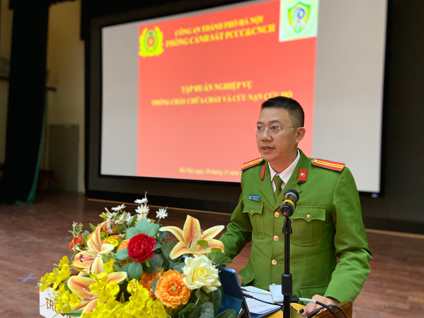 Thiếu tá Phạm Duy Long, Đội trưởng Đội CC&amp;CNCH khu vực số 10 yêu cầu các cơ sở nắm chắc quy định, thực hiện đúng trách nhiệm về PCCC&amp;CNCH.