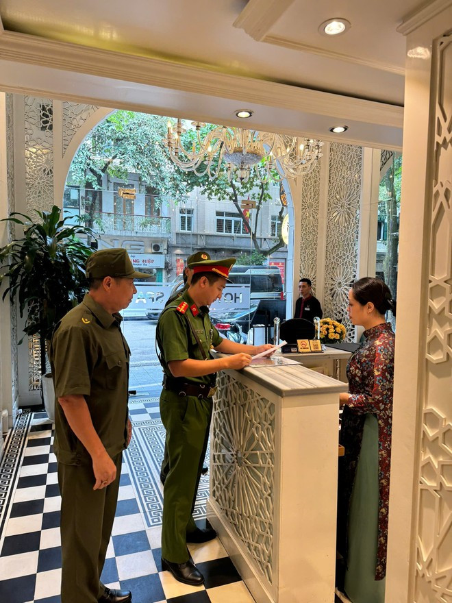 Công an phường Hàng Bạc tiếp tục vận động các cơ sở kinh doanh mặt đường, quyết tâm bao phủ camera an ninh trên toàn địa bàn Công an phường Hàng Bạc tiếp tục vận động các cơ sở kinh doanh mặt đường, quyết tâm bao phủ camera an ninh trên toàn địa bàn