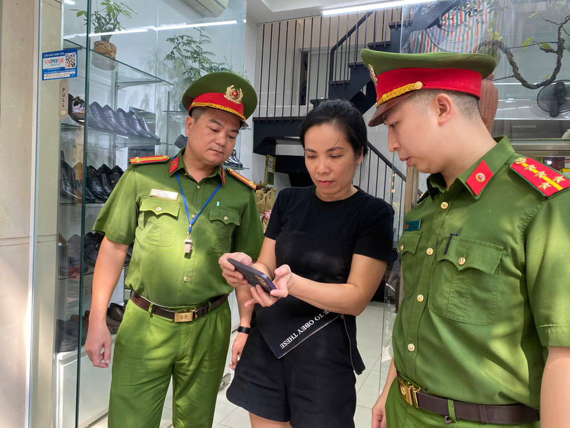 Hình ảnh đối tượng người Algeria trộm cắp đã lọt vào dữ liệu ghi lại của camera lắp bên ngoài cơ sở kinh doanh của chị Thanh Hà Hình ảnh đối tượng người Algeria trộm cắp đã lọt vào dữ liệu ghi lại của camera lắp bên ngoài cơ sở kinh doanh của chị Thanh Hà