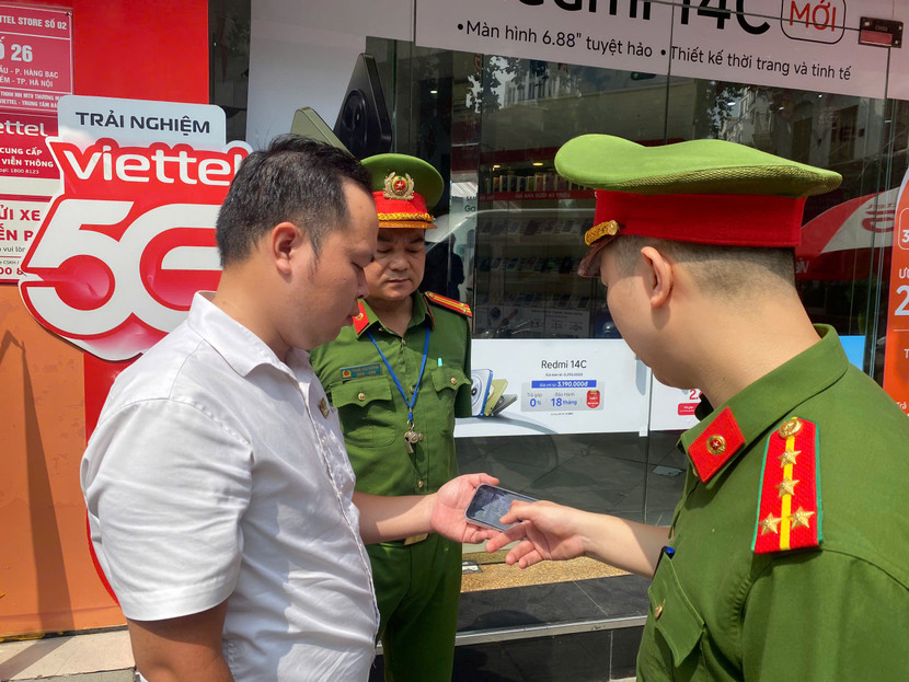 Nhờ có camera an ninh bên ngoài cửa hàng này đã giúp lực lượng chức năng truy xuất đối tượng phạm tội, hay xác minh các vụ va chạm, tai nạn giao thông Nhờ có camera an ninh bên ngoài cửa hàng này đã giúp lực lượng chức năng truy xuất đối tượng phạm tội, hay xác minh các vụ va chạm, tai nạn giao thông