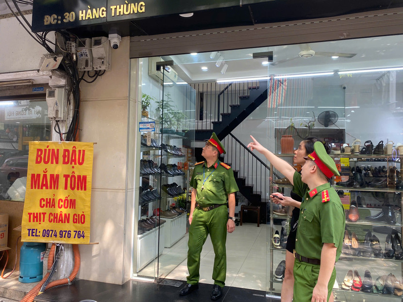 Được sự tuyên truyền, vận động của Cảnh sát khu vực, nhiều hộ kinh doanh trên địa bàn phường Hàng Bạc đã tự lắp đặt camera an ninh mặt ngoài cơ sở để theo dõi Được sự tuyên truyền, vận động của Cảnh sát khu vực, nhiều hộ kinh doanh trên địa bàn phường Hàng Bạc đã tự lắp đặt camera an ninh mặt ngoài cơ sở để theo dõi