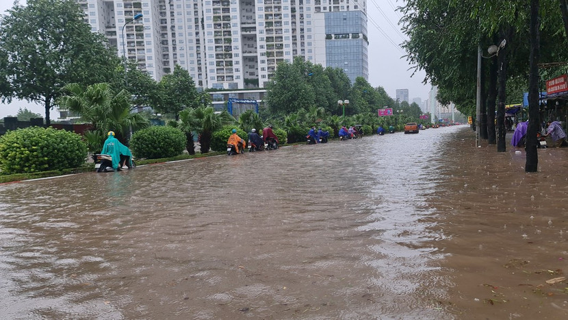 Mưa lớn gây úng ngập nhiều tuyến đường ở Hà Nội sáng 28-9
