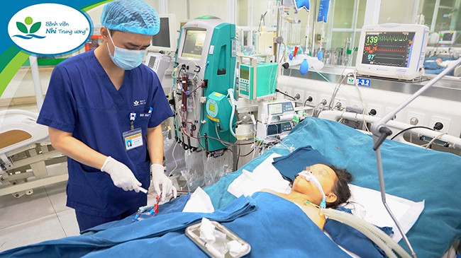 Một trẻ bị ong đốt nguy kịch vào điều trị tại Bệnh viện Nhi Trung ương (Ảnh: BVCC) Một trẻ bị ong đốt nguy kịch vào điều trị tại Bệnh viện Nhi Trung ương (Ảnh: BVCC)