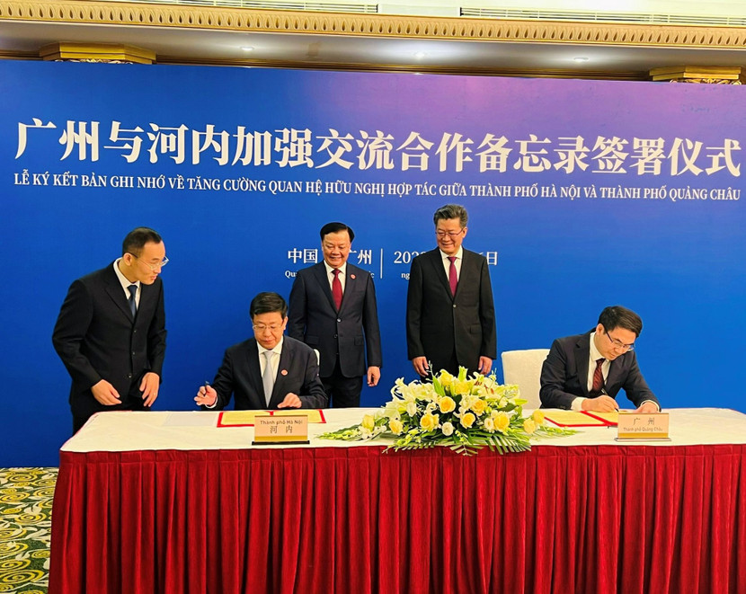 Bí thư Thành ủy Hà Nội Đinh Tiến Dũng và Bí thư Thành ủy Quảng Châu Quách Vĩnh Hàng chứng kiến lễ ký kết