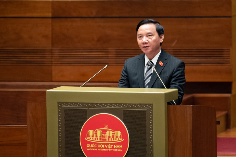 Phó Chủ tịch Quốc hội Nguyễn Khắc Định báo cáo tại hội nghị