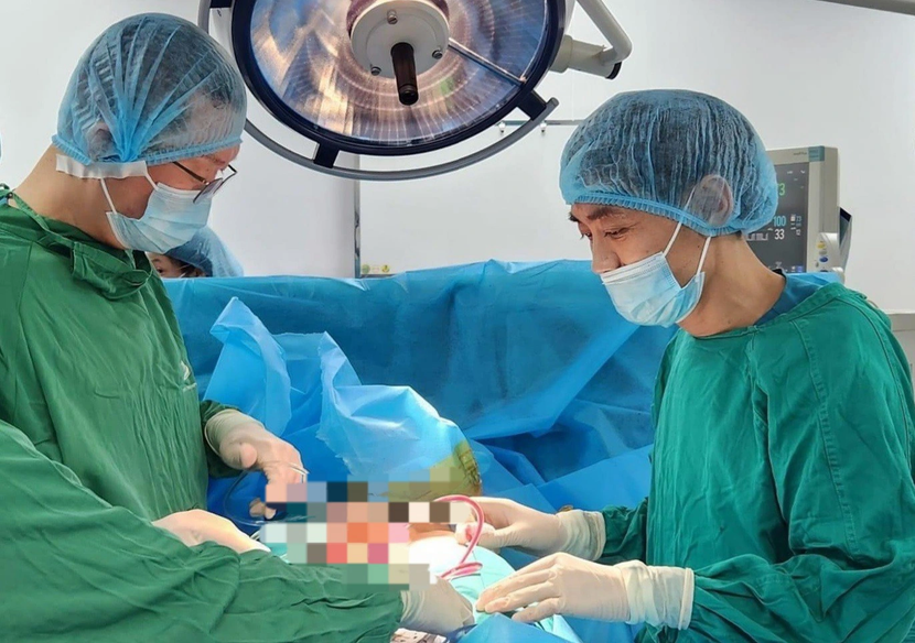 Các bác sĩ xử lý ca bệnh bị viêm loét dương vật do gắn bi (Ảnh: BVCC)