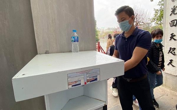 Máy rửa tay tự động tại đền Ngọc Sơn