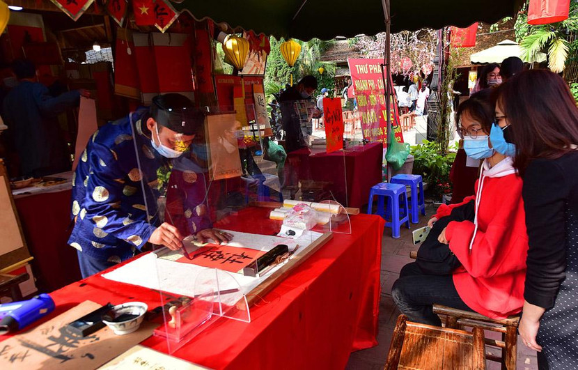 Các ông đồ có tấm kính chắn để giảm tiếp xúc